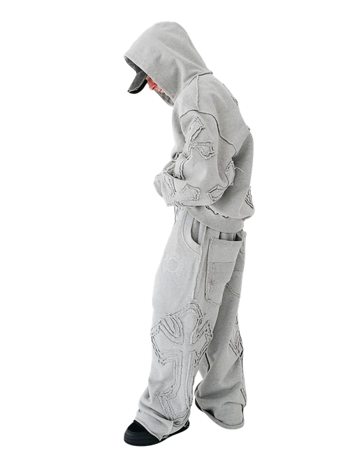 Model w jasnym komplecie streetwearowym