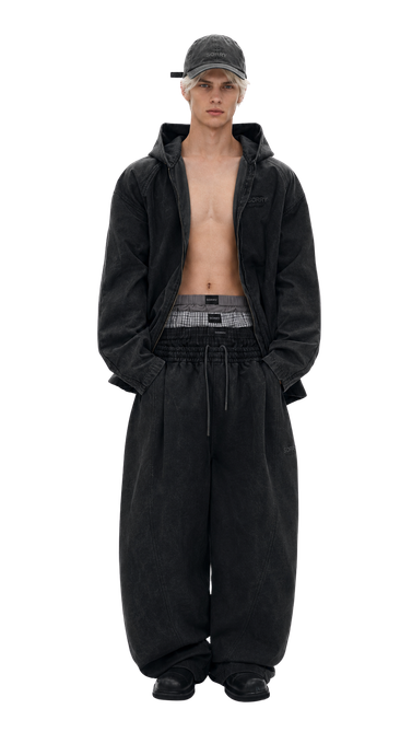 Model w czarnym komplecie streetwearowym