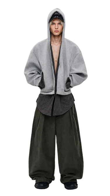 Model w szarym komplecie streetwearowym