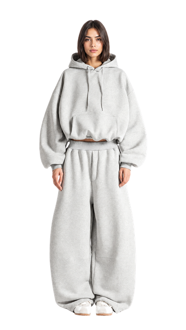 Modelka w białym komplecie streetwearowym